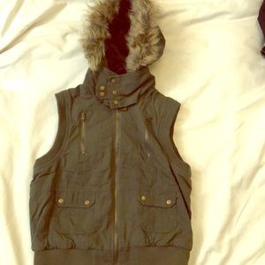 Fusion army green lines cargo vest. Medium